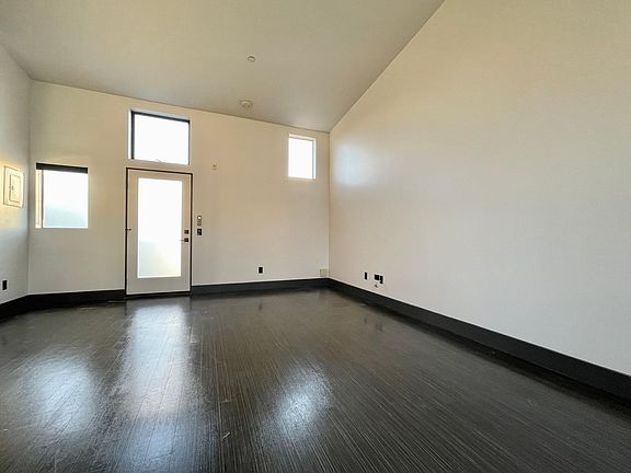 5th image of 811 25th St APT 204