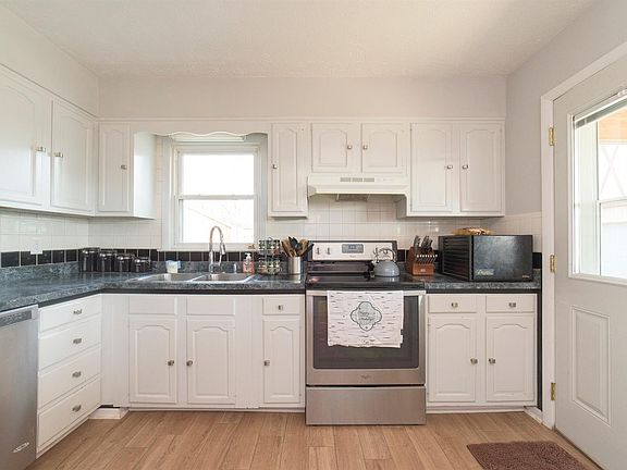 4th image of 8 Garden Park Cir