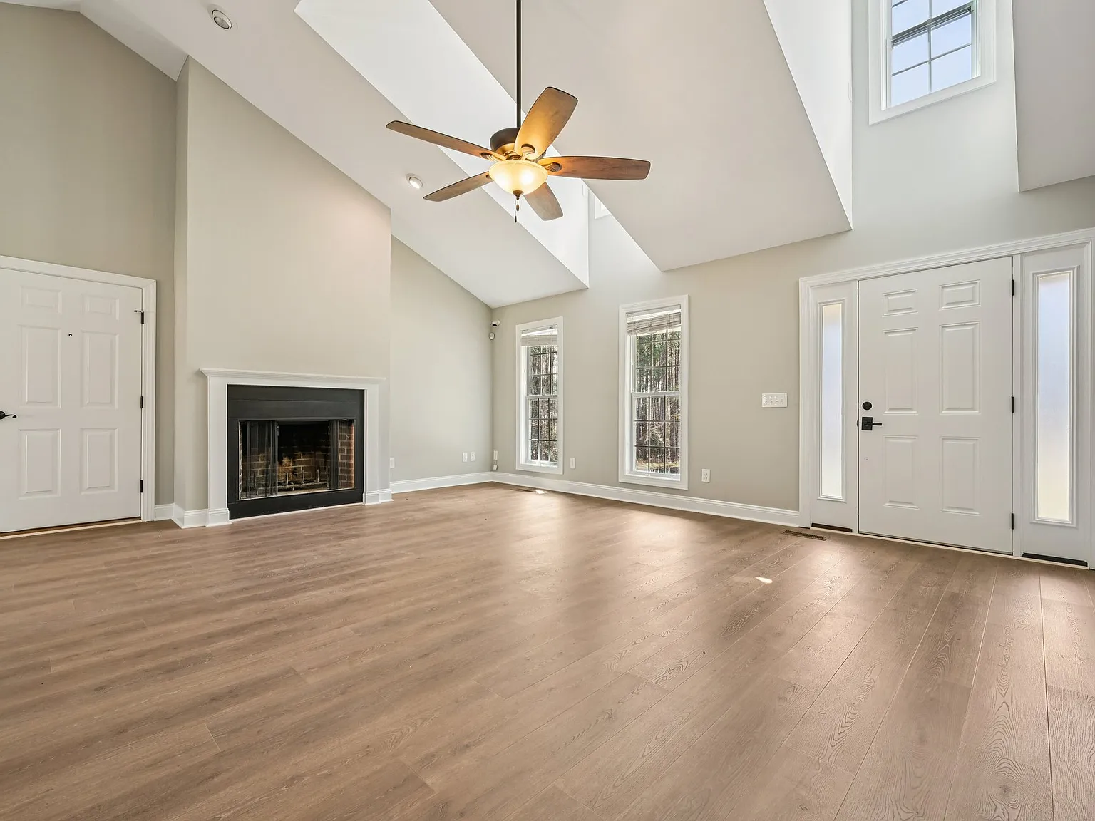 3 bed, 2301 sqft, $2,300 — Photo 4