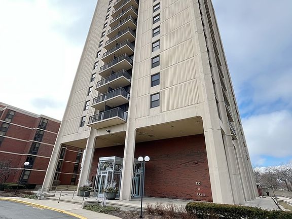 2nd image of 3001 S Michigan Ave Unit 401
