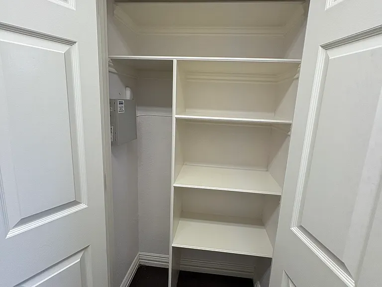 LAUNDRY ROOM CLOSET