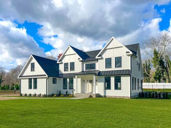 427 S Jamesport Ave, Riverhead, NY 11901