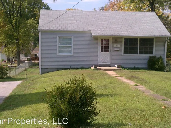 3237 Wismer Rd, Saint Ann, MO 63074