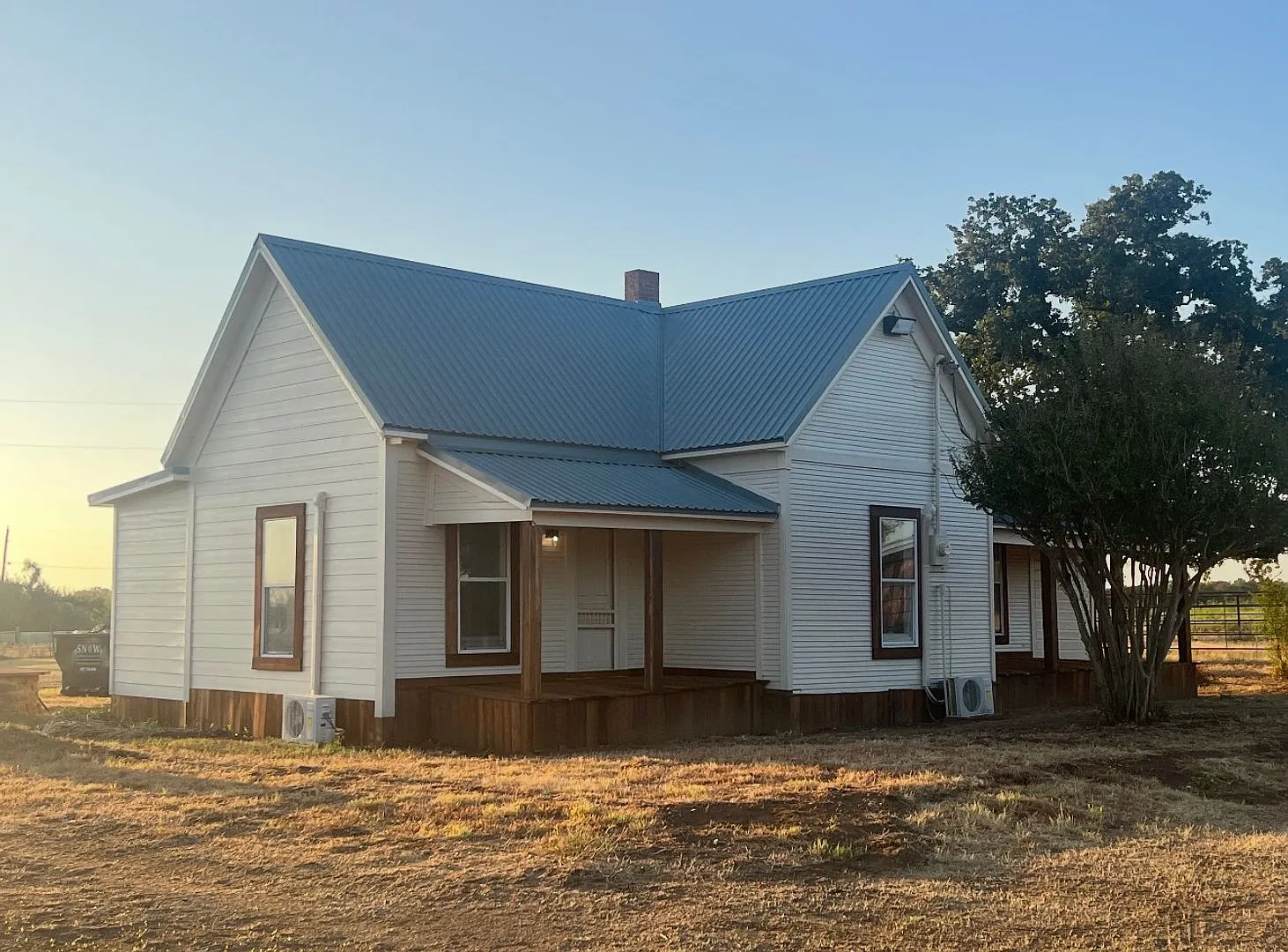 4 Stalls Pipe Fence - Horses Welcome- Darling Farmhouse — Photo 1