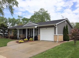 1045 Hartford Ln, Elk Grove Village, IL 60007