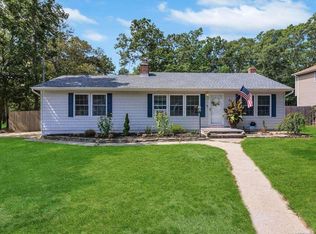 72 Panamoka Trl, Ridge, NY 11961