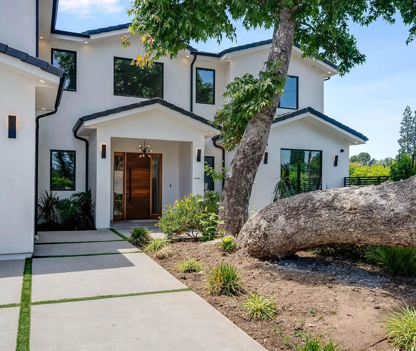 Gonzales Dr, Woodland Hills — Photo 4