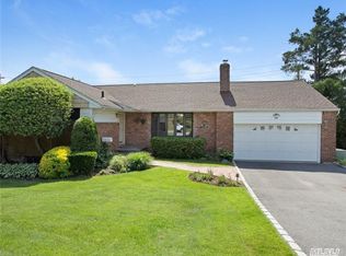 15 Falmouth Ln, Glen Head, NY 11545