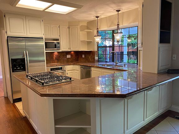 Full kitchen