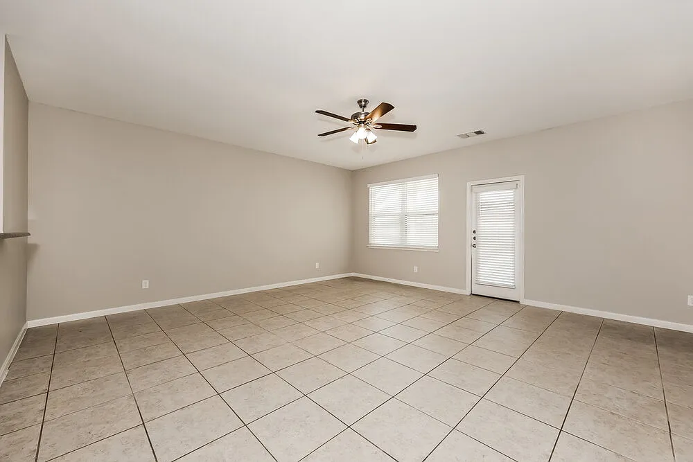 3 bed, 2.0 bath, 1939 sqft, $2,260 — Photo 3