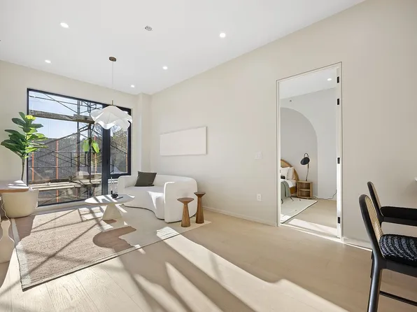 31-16 21st St #5A, Astoria, NY 11106