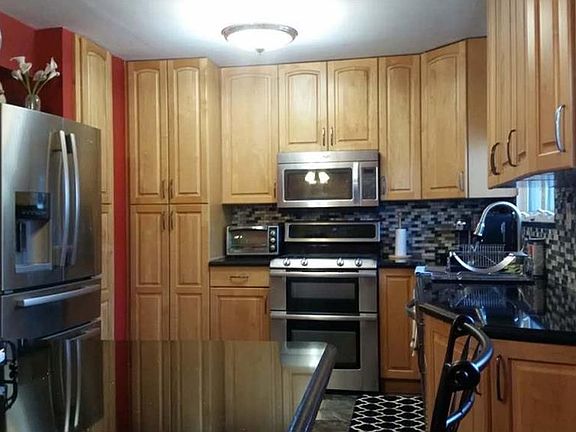 3rd image of 418 Dongan Hills Ave