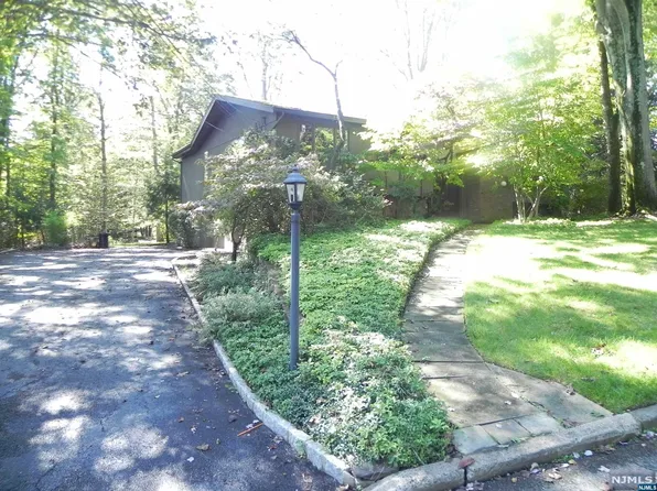 7 Gary Ct, Woodcliff Lake, NJ 07677