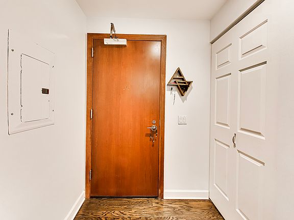3rd image of 400 N Clinton St Unit 507
