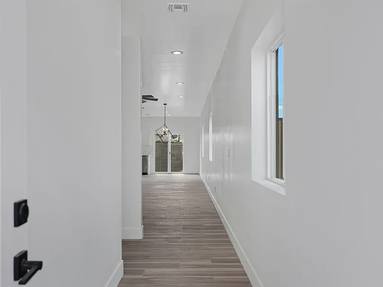 1527 W Hadley St #1 — Photo 3