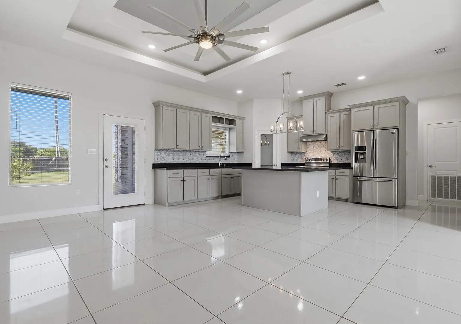 For Lease - Modern Comfort Meets Prime Location — Photo 3