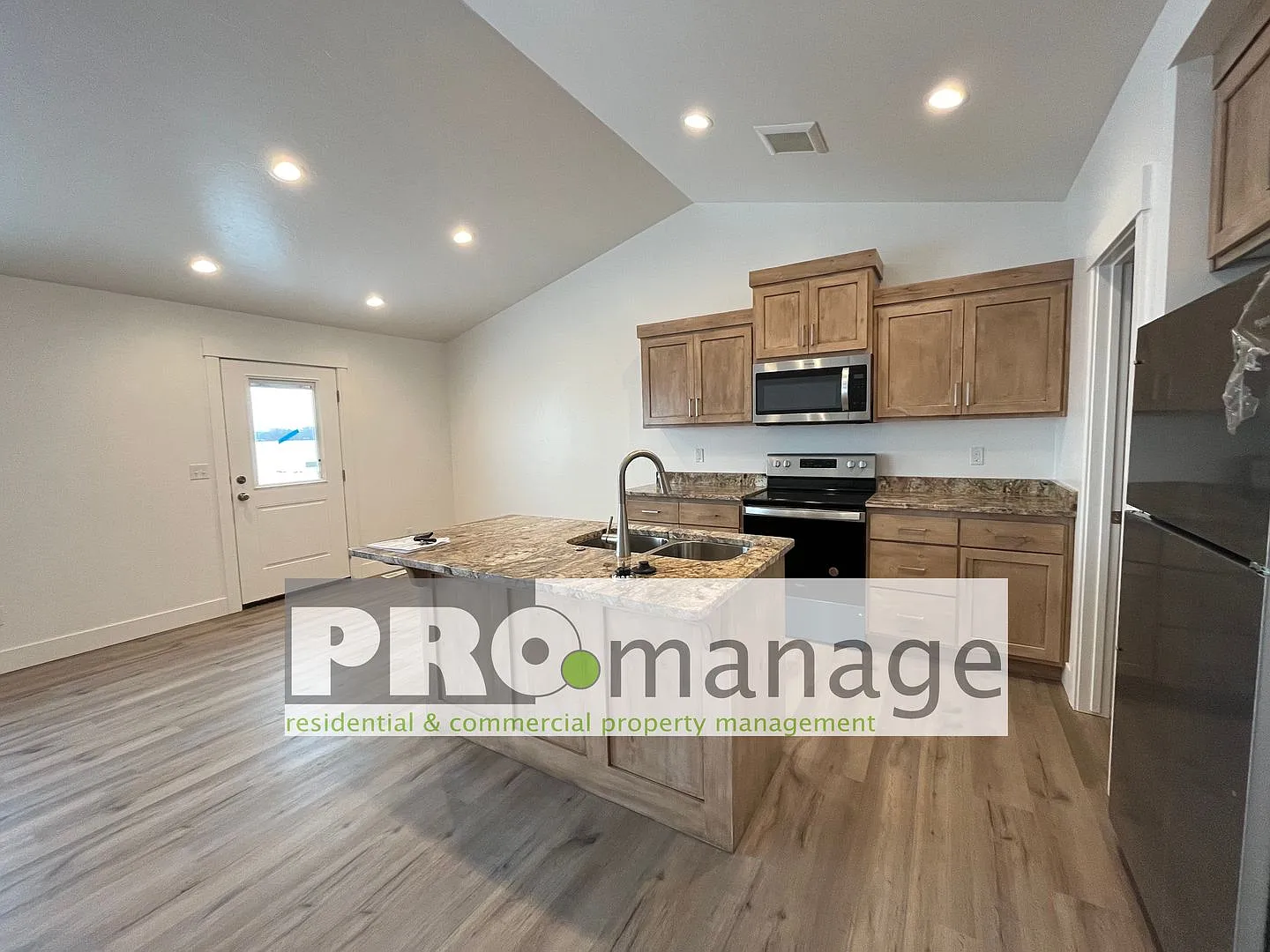 3 Bed, 2 Bath Town Home W/ 2 Car Garage - Brand New - Idaho Falls — Photo 2