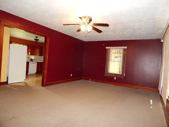 4th image of 405 Hickory Ln
