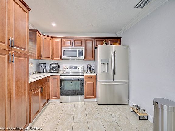 2nd image of 2825 Sabal Palm Dr