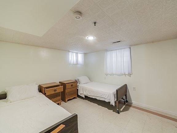 5th image of 825 Freeman St