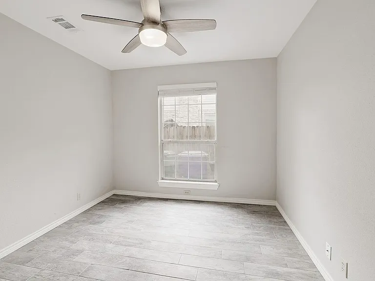 1811 Iris Ln — Photo 21