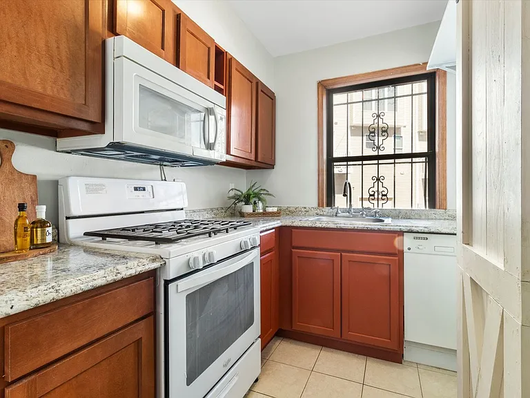 613 Hamlin St NE #2 — Photo 5