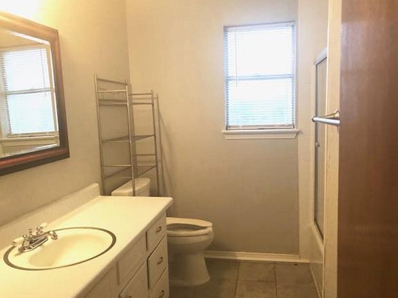 3rd image of 1009 Bedford Ct W