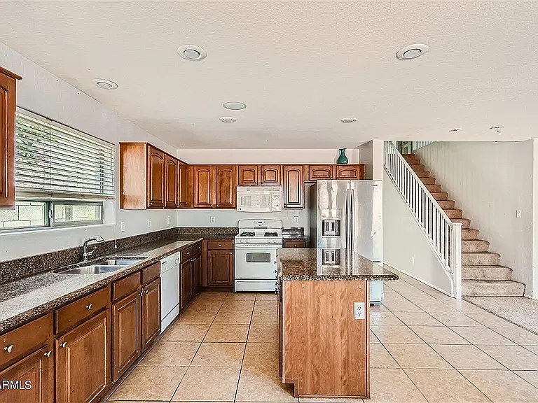 4 bed, 2434 sqft, $2,295 — Photo 2