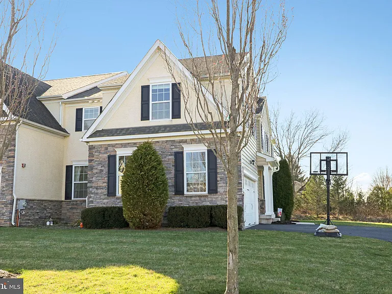 1035 Thorndale Dr — Photo 3