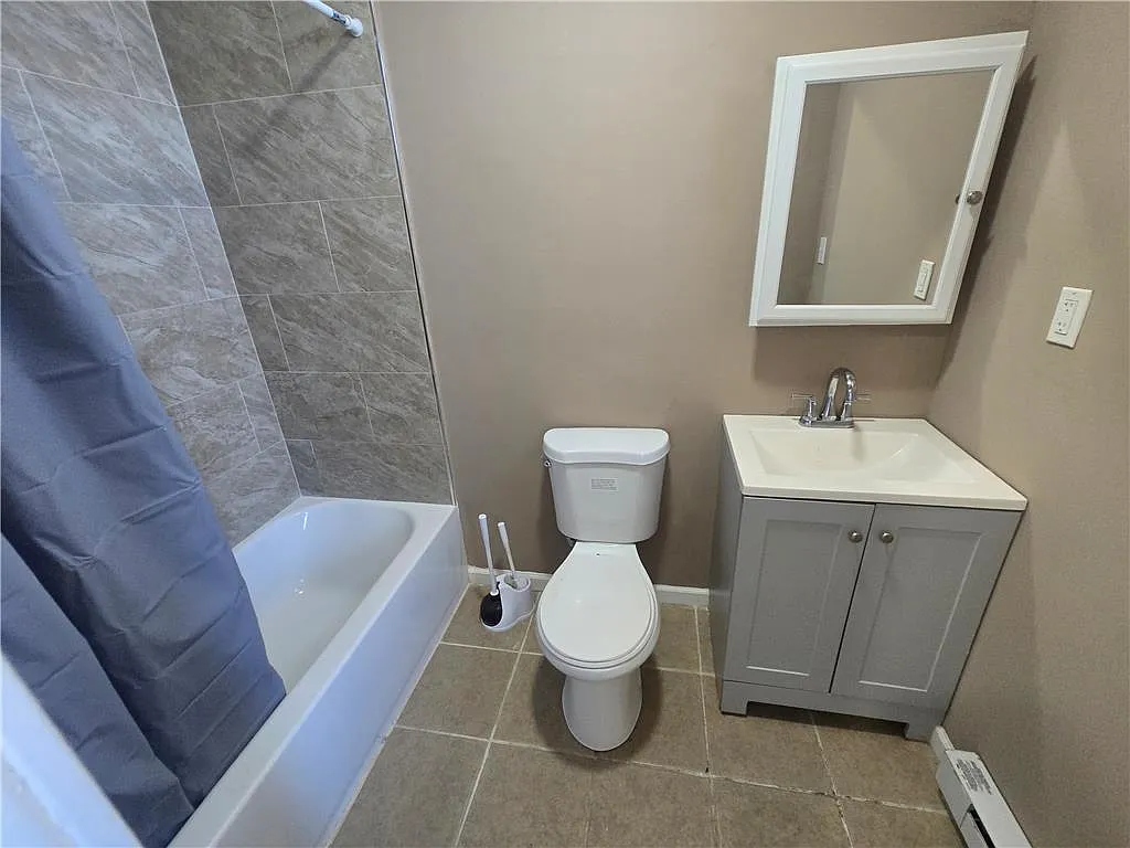 3 bed, 1.0 bath, 1100 sqft, $1,700 — Photo 3