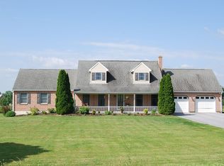 8 Walker Rd, Oley, PA 19547