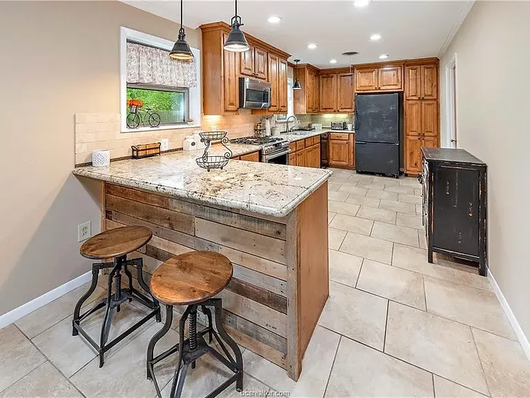 1210 Haines Dr — Photo 3
