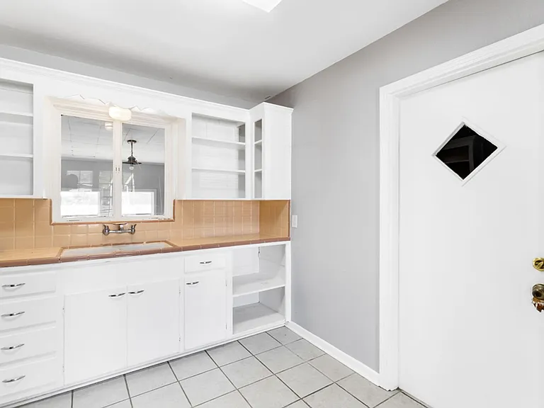 210 Dryden — Photo 11