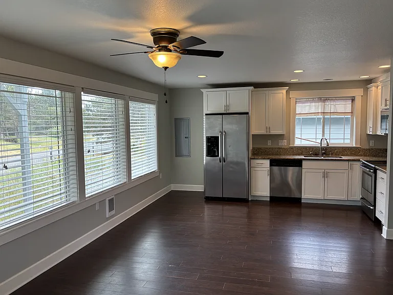 905 Pacific Surf Ave SW — Photo 2