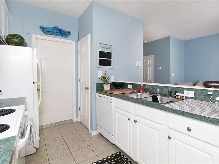 621 Barberton Dr — Photo 6