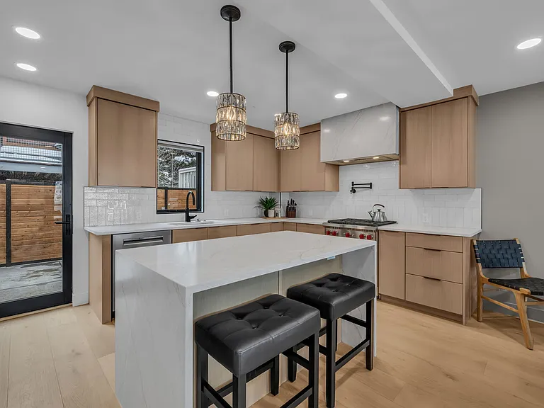 1215 Norfolk Ave — Photo 2