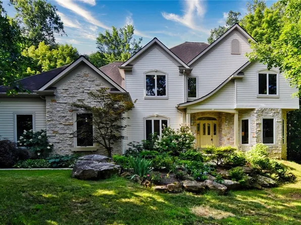 7985 Bainbrook Dr, Chagrin Falls, OH 44023