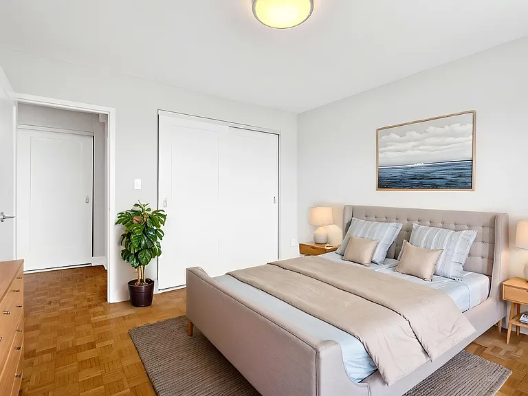 330 Queen Elizabeth Driveway — Photo 4