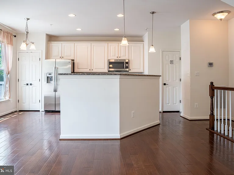 42243 Canary Grass Sq — Photo 11