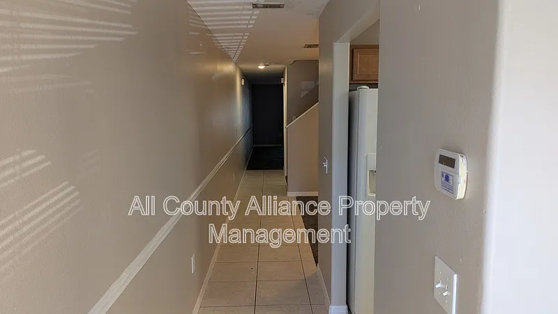 2 bed, 2.5 bath, 1561 sqft, $1,800 — Photo 2