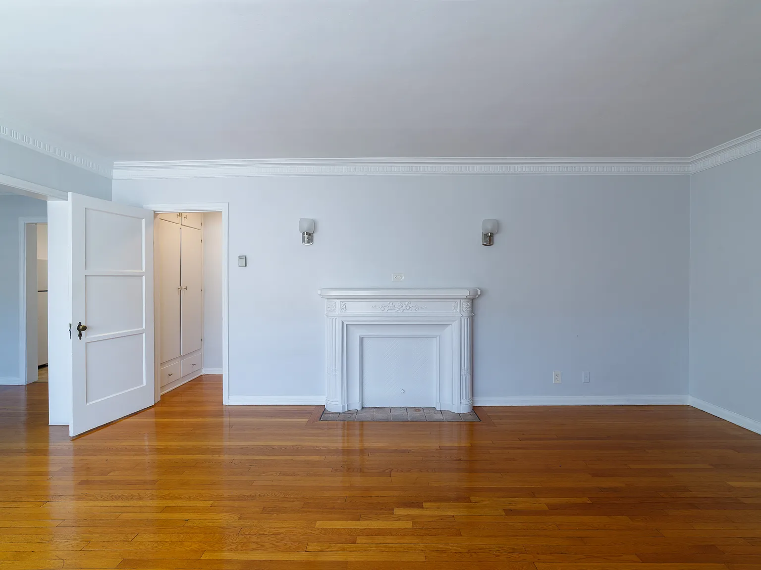 Renovated, Huge Upper 1 Bed / 1 Bath with Character + Garage Parking Prime K-Town — Photo 4