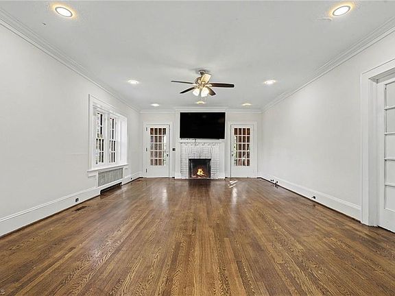 3rd image of 221 Spring St