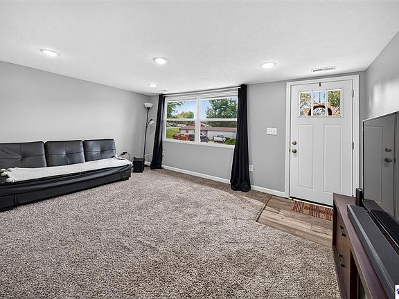 3rd image of 1107 Wooddale Rd