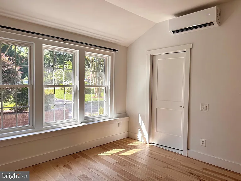 90 Avondale Cir — Photo 11