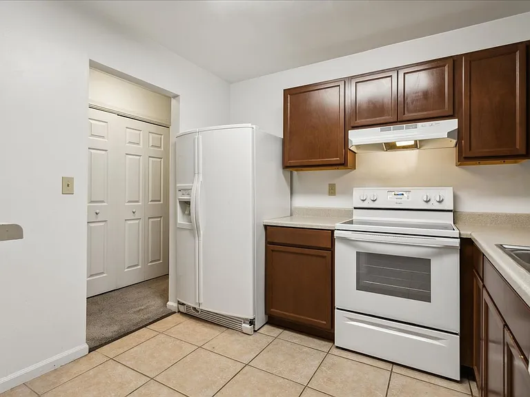 215 Old Bridge Ct — Photo 6