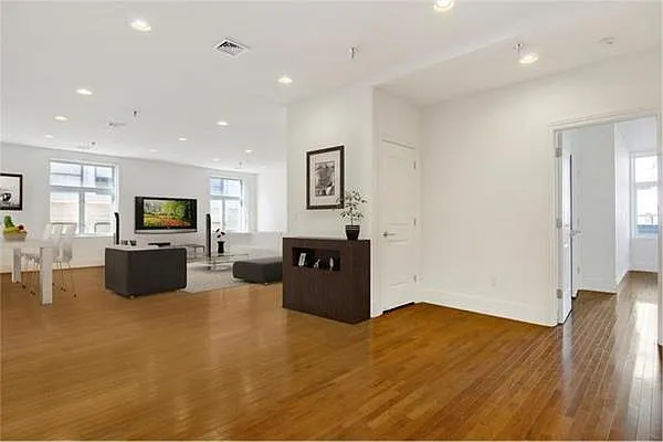 Rented by OneWorld Property Advisors | media 4