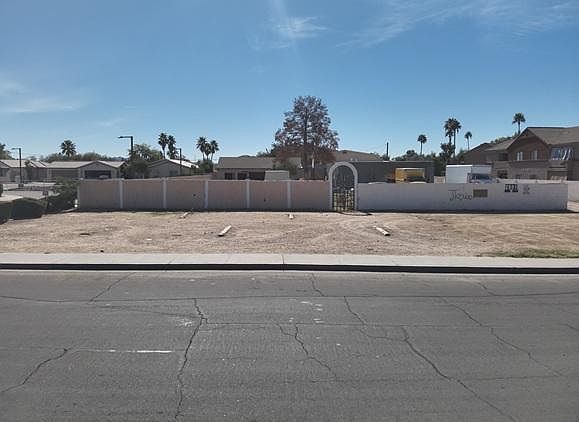 1st image of 2601 E Paradise Ln