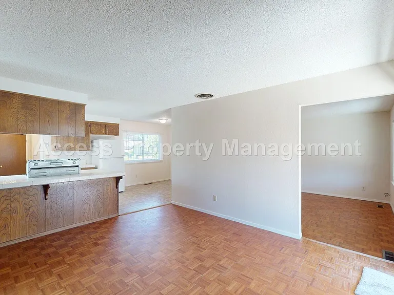 1441 Montclair Dr — Photo 2