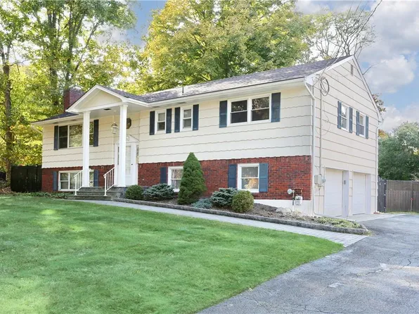 6 Bruce Court, Montebello, NY 10901