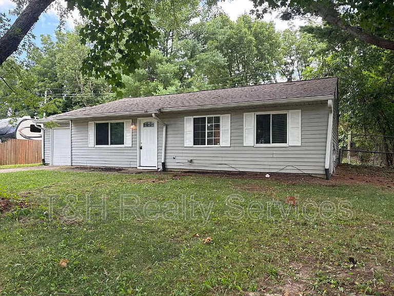 8705 Zephyr Dr — Photo 2